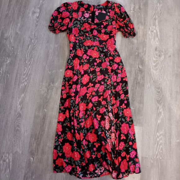 Red Dress Boutique Black Puff Sleeve Floral Split Hem Sweetheart Midi Dress - Picture 4 of 12